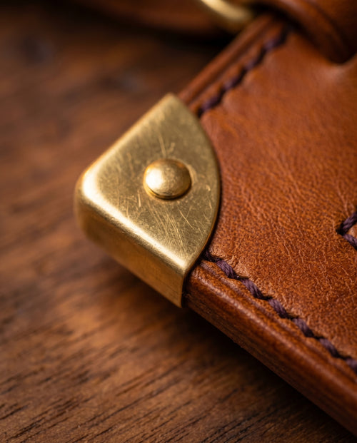 Étiquette de Bagage · Cuir Cognac, Lederner Gepäckanhänger mit Messing-Eckbeschlägen, Ansicht 2