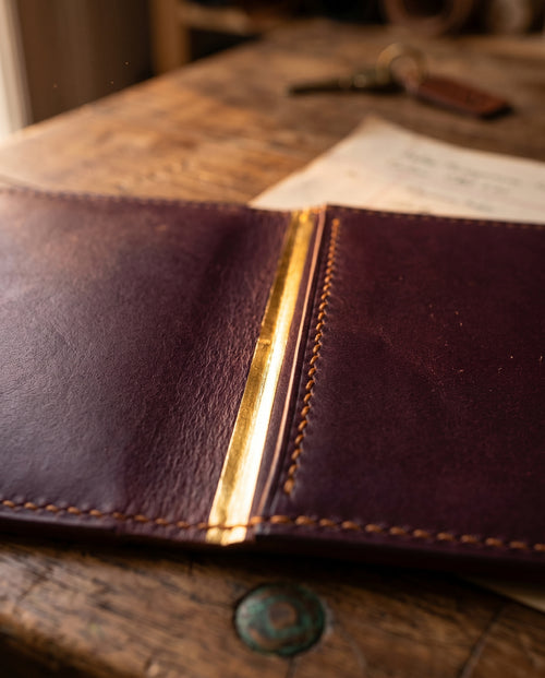 Couverture de Passeport · Aubergine, Passhülle aus pflanzlich gegerbtem Leder, foiled-gold Rule, Ansicht 2